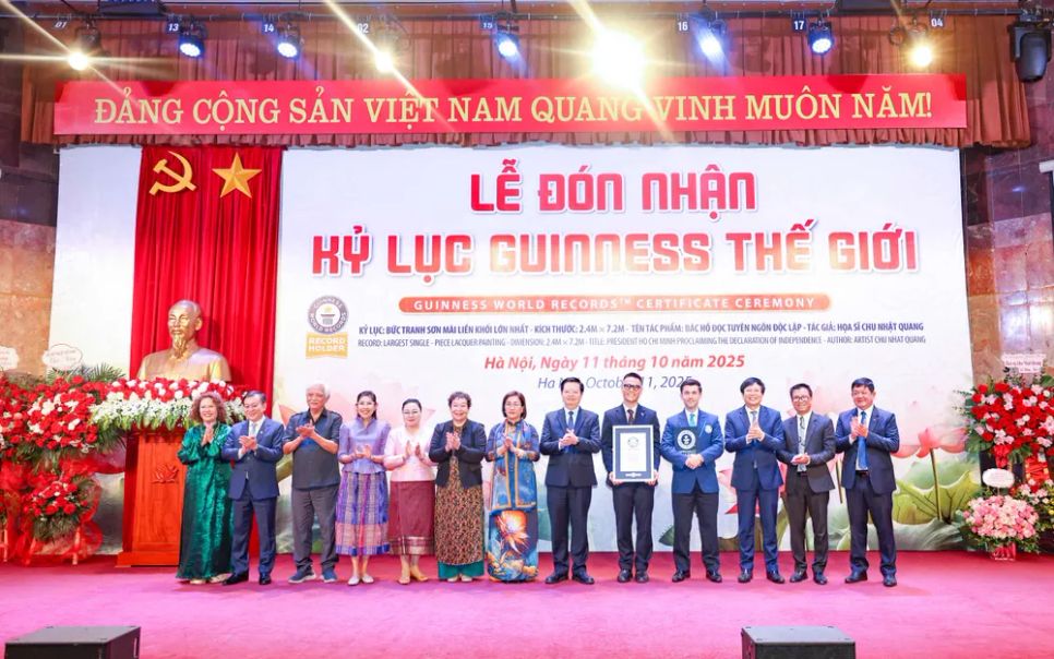 Tác phẩm sơn mài đầu tiên của Việt Nam được công nhận kỷ lục Guinness thế giới