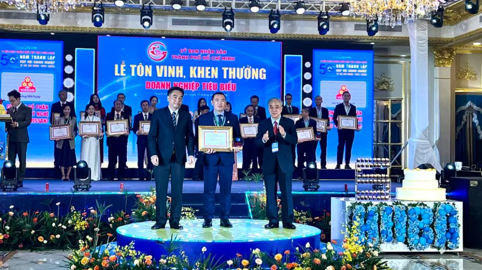 Đại diện Công ty cổ phần Việt Nam Kỹ nghệ Súc sản được UBND TPHCM trao Bằng khen doanh nghiệp tiêu biểu 2025 Đại diện Công ty cổ phần Việt Nam Kỹ nghệ Súc sản được UBND TPHCM trao Bằng khen doanh nghiệp tiêu biểu 2025