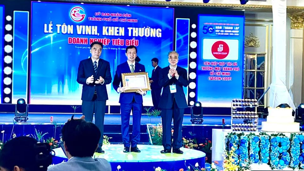 Đại diện Saigon Co.op được UBND TPHCM trao<span style=