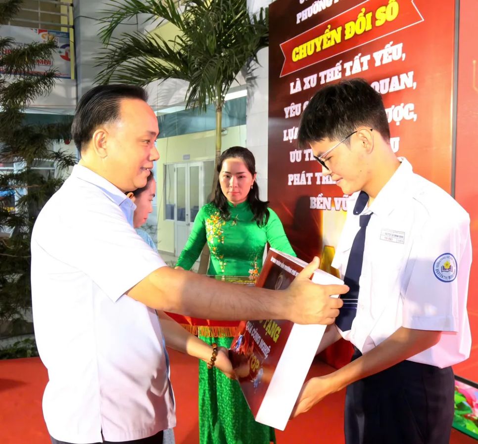 Bí thư Đảng ủy, Chủ tịch HĐND phường Phú Nhuận Nguyễn Đông Tùng tặng quà công nghệ đến học sinh Bí thư Đảng ủy, Chủ tịch HĐND phường Phú Nhuận Nguyễn Đông Tùng tặng quà công nghệ đến học sinh