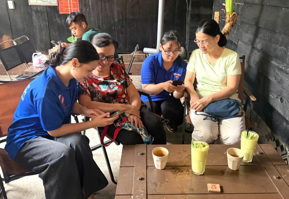 Đoàn viên, thanh niên phường Bình Thạnh hướng dẫn người cao tuổi sử dụng các nền tảng và ứng dụng công nghệ số Đoàn viên, thanh niên phường Bình Thạnh hướng dẫn người cao tuổi sử dụng các nền tảng và ứng dụng công nghệ số