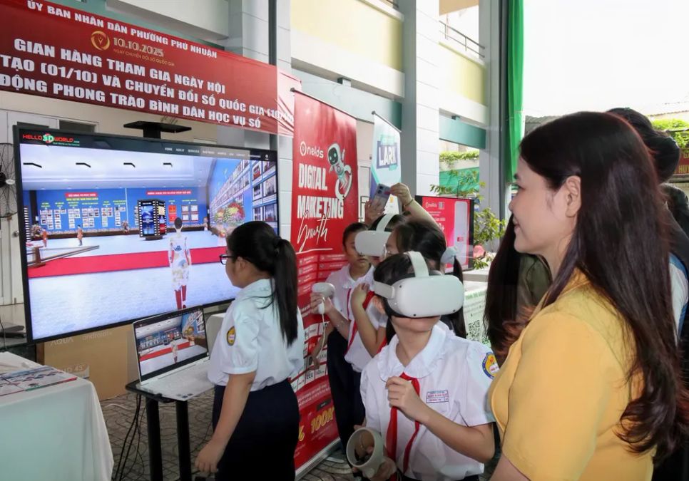 Học sinh phường Phú Nhuận trải nghiệm kính thực tế ảo tại ngày hội Học sinh phường Phú Nhuận trải nghiệm kính thực tế ảo tại ngày hội