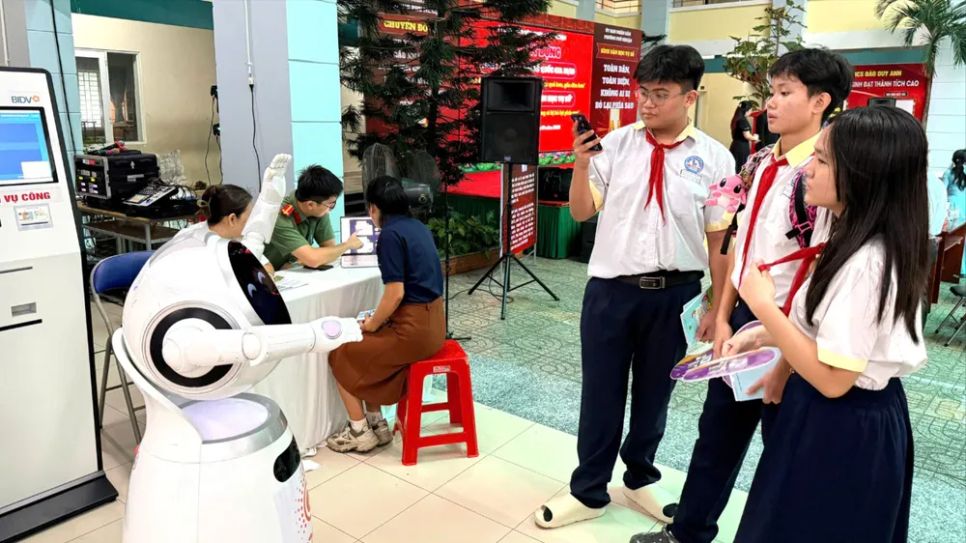 Học sinh phường Phú Nhuận tương tác với Robot thông minh Học sinh phường Phú Nhuận tương tác với Robot thông minh