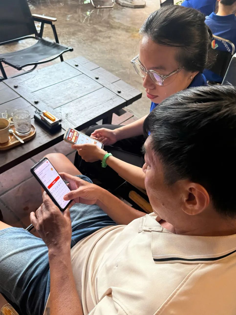 Người cao tuổi phường Bình Thạnh tiếp cận công nghệ tại quán cà phê Người cao tuổi phường Bình Thạnh tiếp cận công nghệ tại quán cà phê