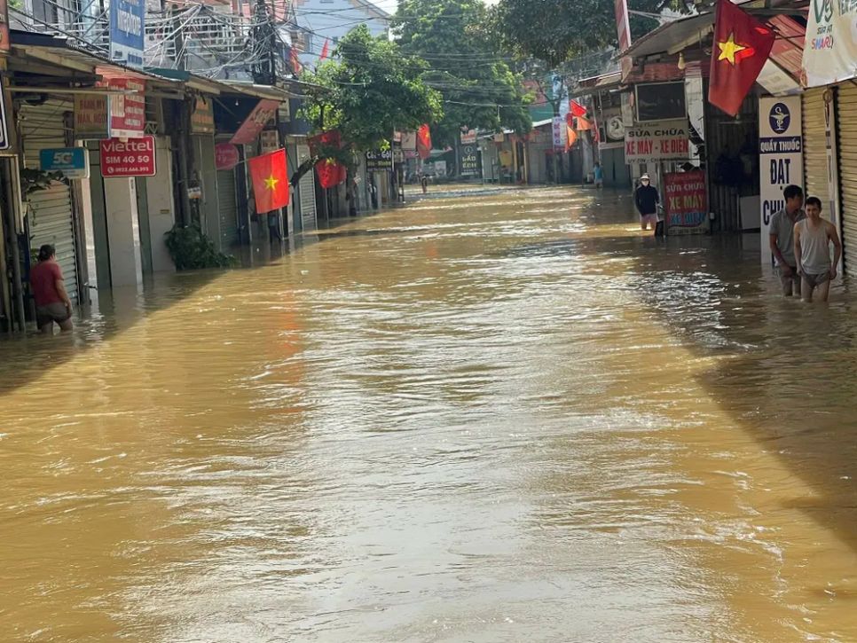 Trời đã nắng và nước lũ rút dần nhưng nhiều khu dân cư ở xã Trung Giã vẫn ngập trong nước Trời đã nắng và nước lũ rút dần nhưng nhiều khu dân cư ở xã Trung Giã vẫn ngập trong nước