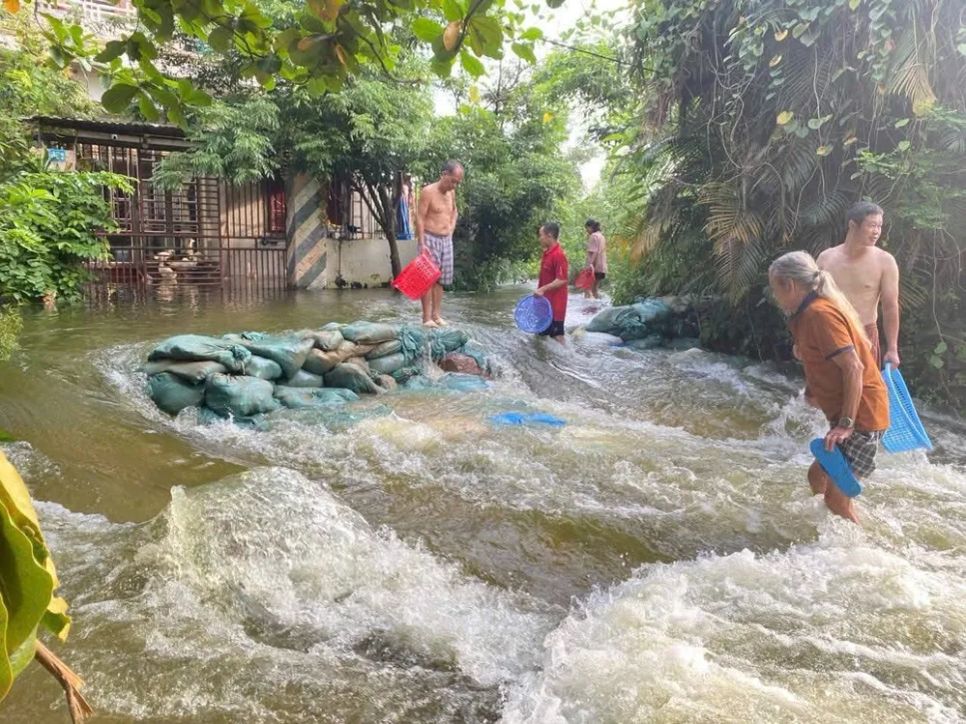 Nước lũ vẫn cuồn cuộn ở phường Đa Mai (tỉnh Bắc Ninh) chiều 11-10. Ảnh: KUN MON Nước lũ vẫn cuồn cuộn ở phường Đa Mai (tỉnh Bắc Ninh) chiều 11-10. Ảnh: KUN MON