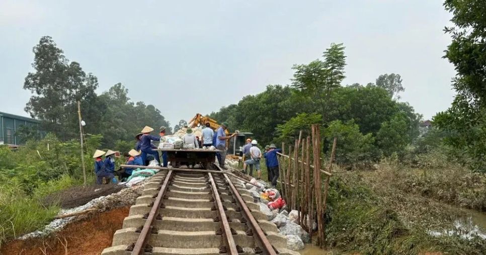Ngành đường sắt xuyên đêm sửa chữa nền đường ray bị lũ cuốn trôi