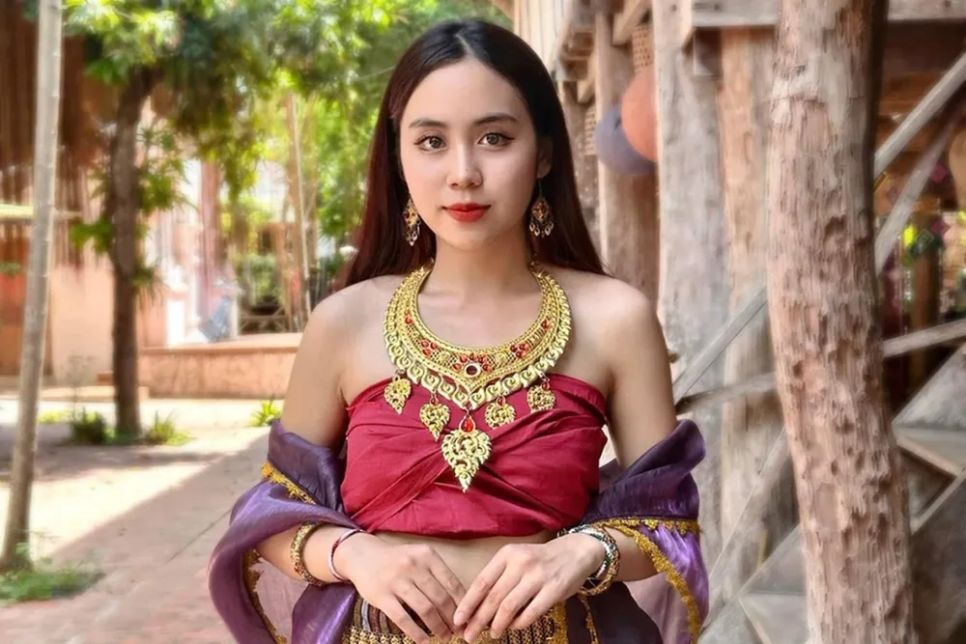 Mayssa Phanthabouasy là cô gái Lào nổi tiếng nhờ hành trình theo dõi diễu binh, diễu hành A50 ở TPHCM hay A80 ở Hà Nội