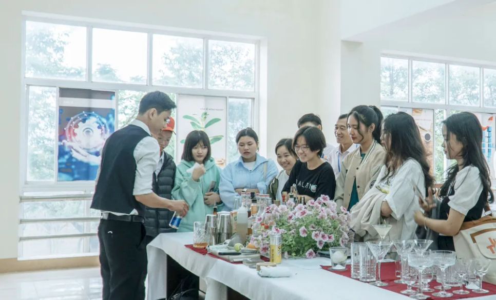 Các sinh viên tham gia chương trình đào tạo về dịch vụ, du lịch tại Đại học Quang Trung