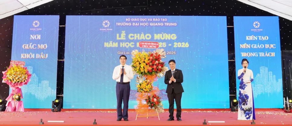 Lãnh đạo UBND tỉnh Gia Lai tặng hoa chúc mừng <span style=