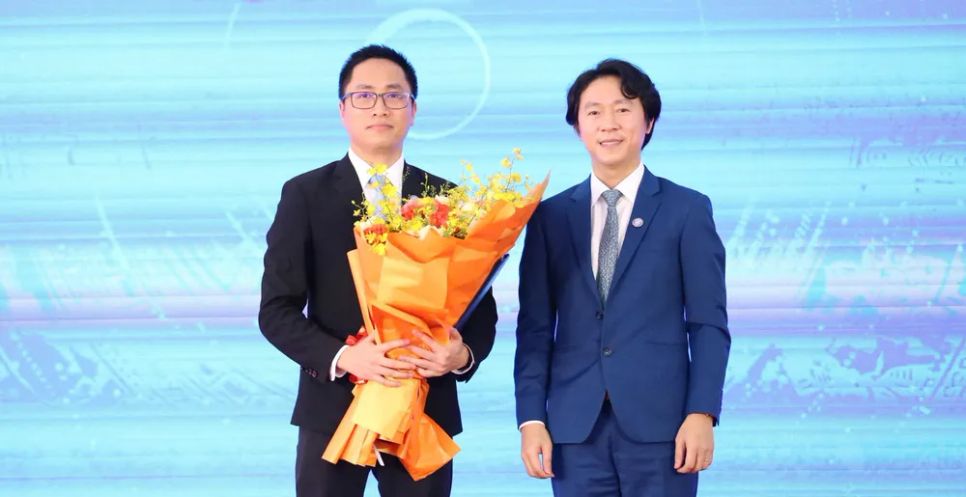 Trao quyết định bổ nhiệm hiệu trưởng cho TS Tô Bá Lâm