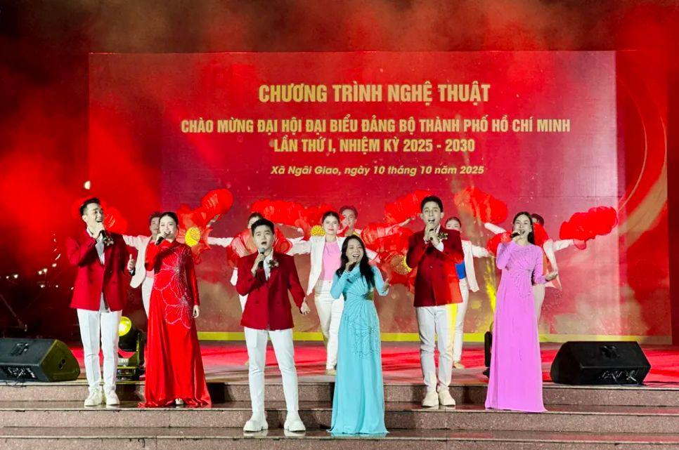 Chương trình nghệ thuật chúc mừng thành công Đại hội Đại biểu Đảng bộ TPHCM lần 1, nhiệm kỳ 2025-2030, của đơn vị Nhà hát Kịch Thành phố thực hiện, tổ chức biểu diễn tại Công viên Hành chính xã Ngãi Giao (Công viên Sinh đôi), xã Ngãi Giao. Ảnh: HOÀNG TẤN Chương trình nghệ thuật chúc mừng thành công Đại hội Đại biểu Đảng bộ TPHCM lần 1, nhiệm kỳ 2025-2030, của đơn vị Nhà hát Kịch Thành phố thực hiện, tổ chức biểu diễn tại Công viên Hành chính xã Ngãi Giao (Công viên Sinh đôi), xã Ngãi Giao. Ảnh: HOÀNG TẤN