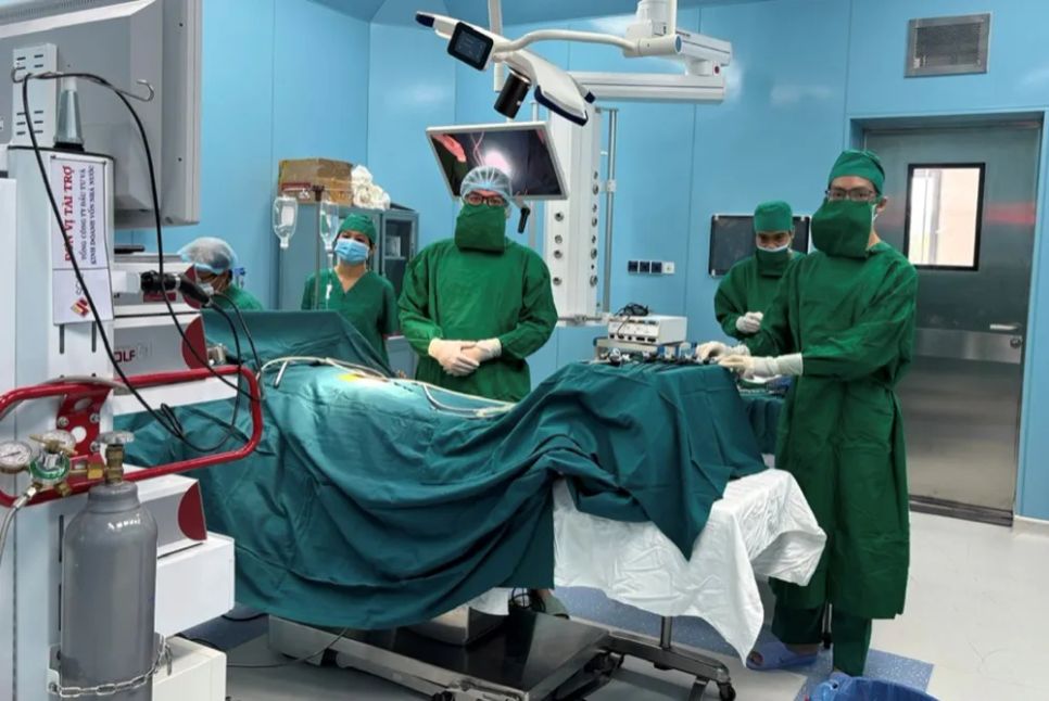 Các bác sĩ phẫu thuật và gây mê của Bệnh viện Bình Dân, Bệnh viện Trưng Vương, Bệnh viện Chấn thương Chỉnh hình chuẩn bị cho ca phẫu thuật