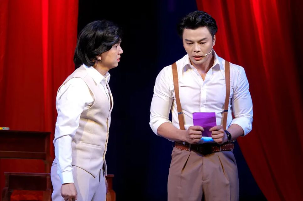 Lớp nghệ sĩ kế thừa giỏi nghề của sân khấu cải lương TPHCM: NSƯT Võ Minh Lâm (phải) và nghệ sĩ Nguyễn Minh Trường trong vở Cô đào hát