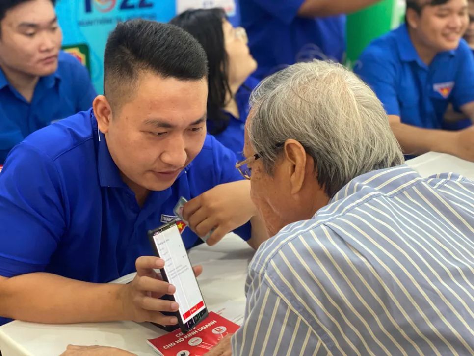 Đoàn viên thanh niên hướng dẫn người dân cài đặt và sử dụng chữ ký số