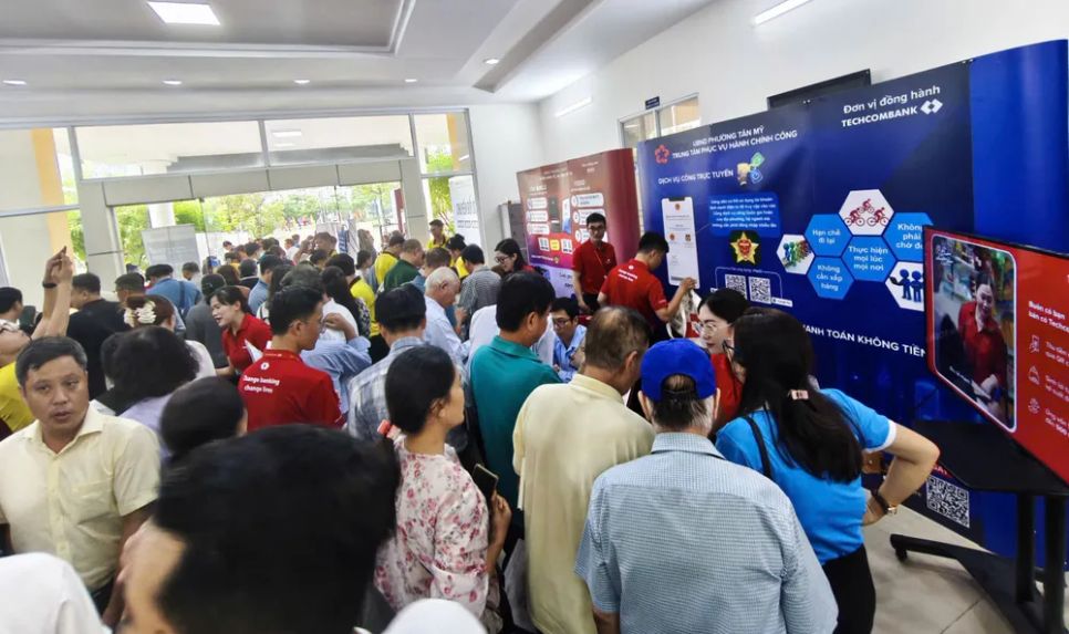 Đông đảo cán bộ, công chức và người dân tham gia hội nghị