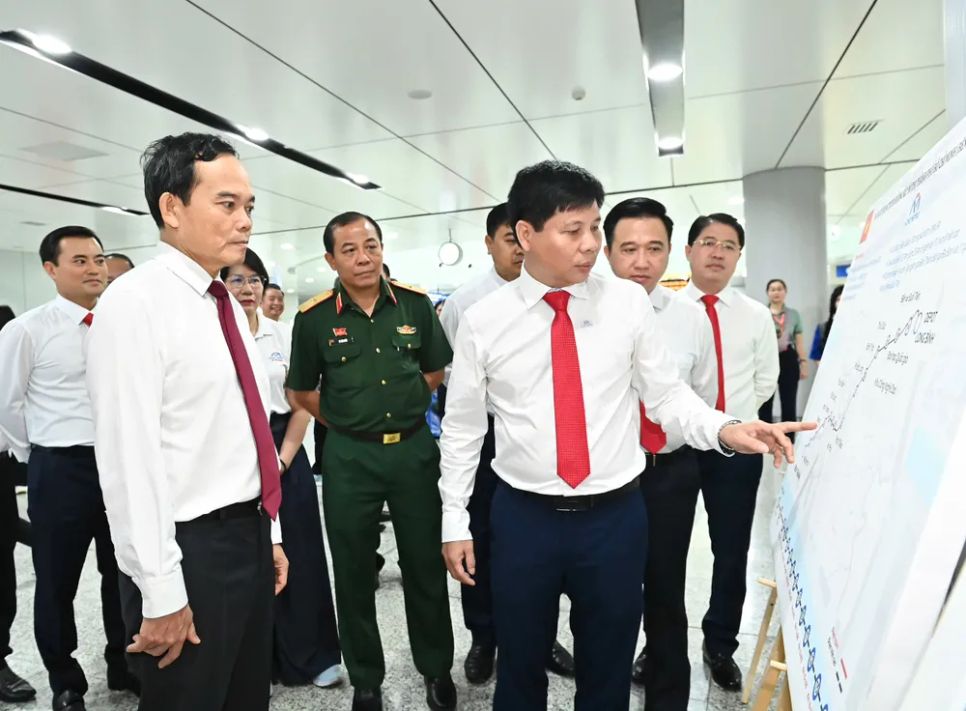 Đoàn đại biểu dự Đại hội Đảng bộ TPHCM lần thứ I tham quan metro số 1