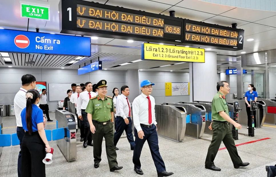 Đoàn đại biểu dự Đại hội Đảng bộ TPHCM lần thứ I tham quan metro số 1