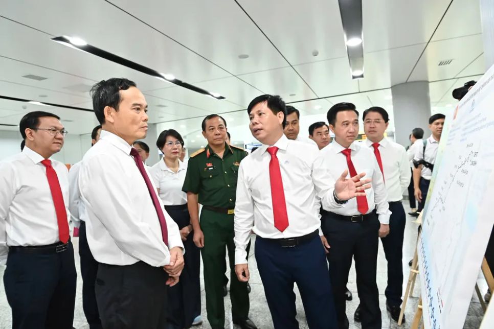 Đoàn đại biểu dự Đại hội Đảng bộ TPHCM lần thứ I tham quan metro số 1