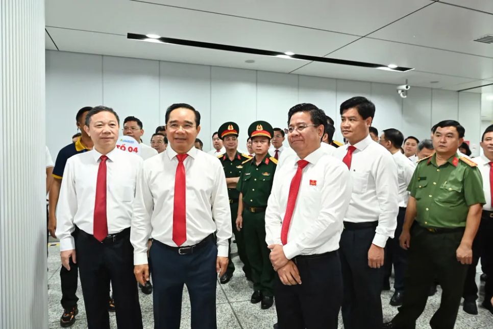 Đoàn đại biểu dự Đại hội Đảng bộ TPHCM lần thứ I tham quan metro số 1