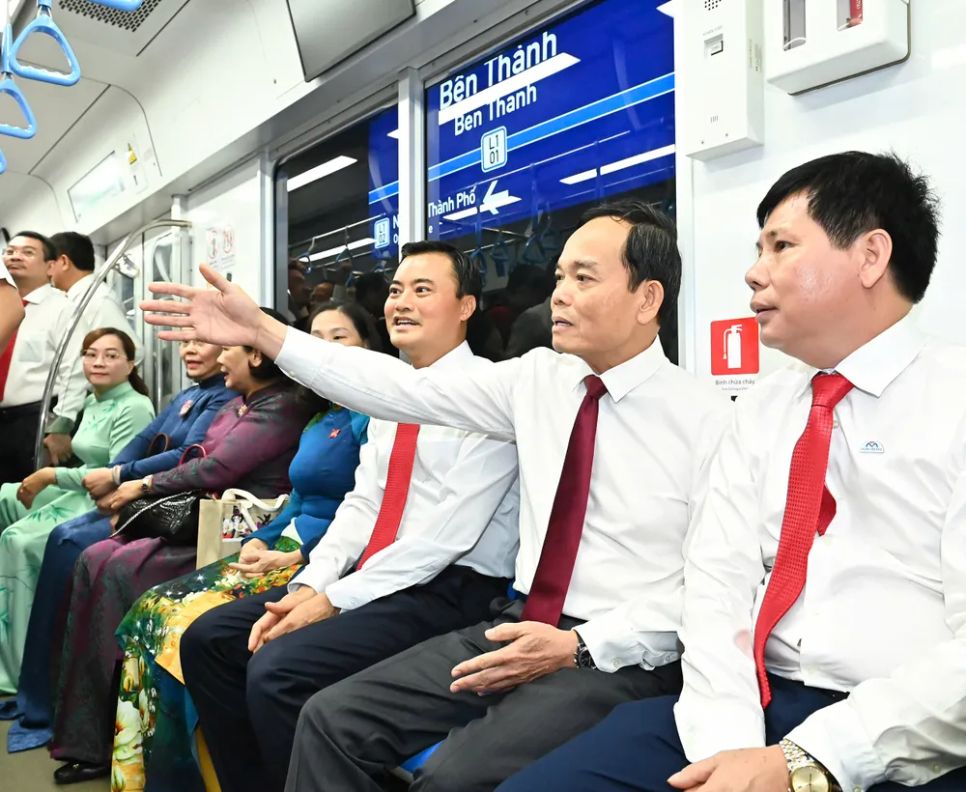 Đoàn đại biểu dự Đại hội Đảng bộ TPHCM lần thứ I tham quan metro số 1