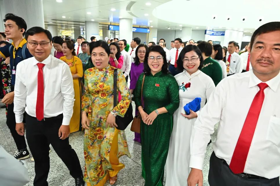 Đoàn đại biểu dự Đại hội Đảng bộ TPHCM lần thứ I tham quan metro số 1