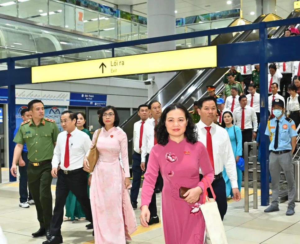 Đoàn đại biểu dự Đại hội Đảng bộ TPHCM lần thứ I tham quan metro số 1