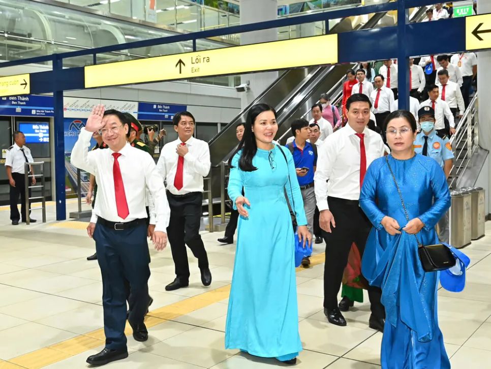 Đoàn đại biểu dự Đại hội Đảng bộ TPHCM lần thứ I tham quan metro số 1