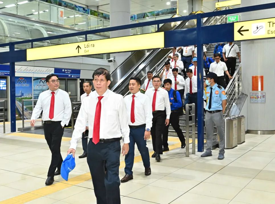 Đoàn đại biểu dự Đại hội Đảng bộ TPHCM lần thứ I tham quan metro số 1