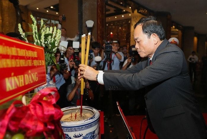 Bí thư Trung ương Đảng, Bí thư Thành ủy TP.HCM Trần Lưu Quang dâng hương tại Đền tưởng niệm các Vua Hùng. Ảnh: NLĐO