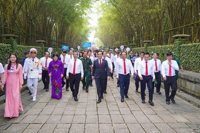 Đoàn đại biểu Đại hội Đảng bộ TP.HCM đến dâng hương tưởng niệm các Vua Hùng. Ảnh: NLĐO