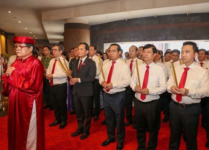 Lãnh đạo TP.HCM dâng hương tại Đền tưởng niệm các Vua Hùng. Ảnh: NLĐO