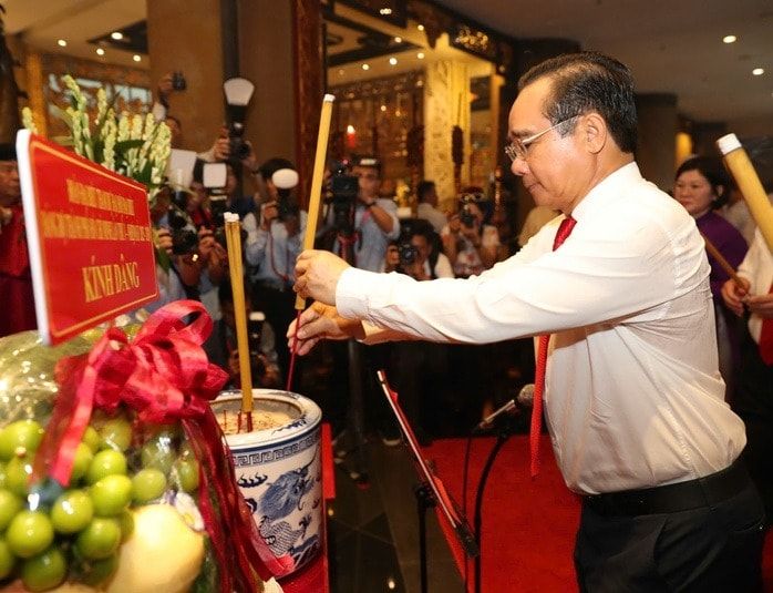 Uỷ viên Trung ương Đảng, Phó Bí thư Thành uỷ, Chủ tịch UBND TP.HCM Nguyễn Văn Được dâng hương tại Đền tưởng niệm các Vua Hùng. Ảnh: NLĐO