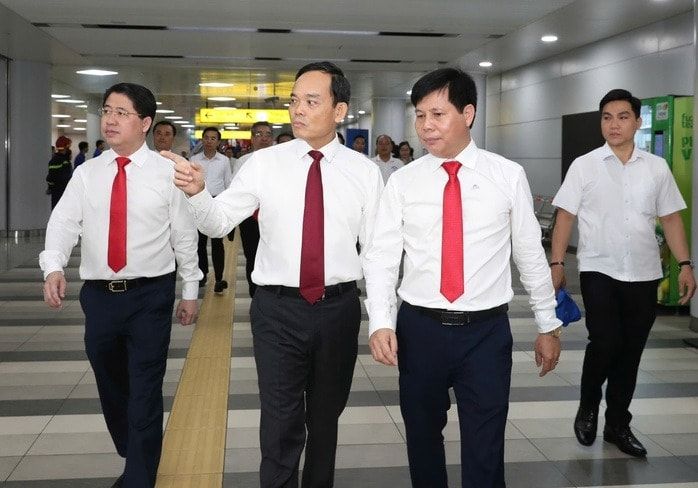 Bí thư Thành ủy TP.HCM Trần Lưu Quang khảo sát tuyến Metro số 1 sáng 12/10. Ảnh: Hoàng Triều