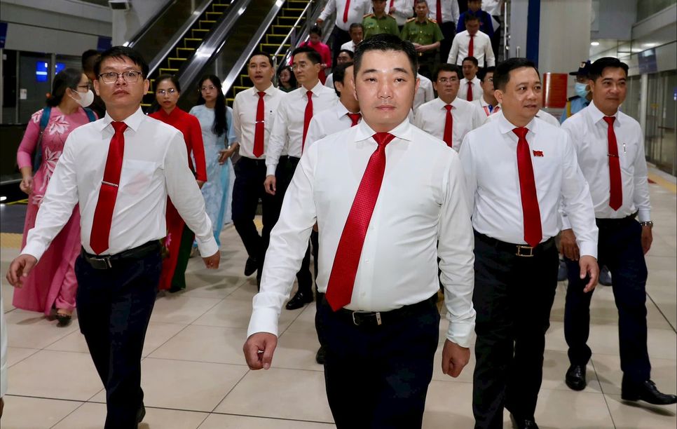 Hàng trăm đại biểu TP.HCM tham quan tuyến Metro số 1. Ảnh: Hoàng Triều