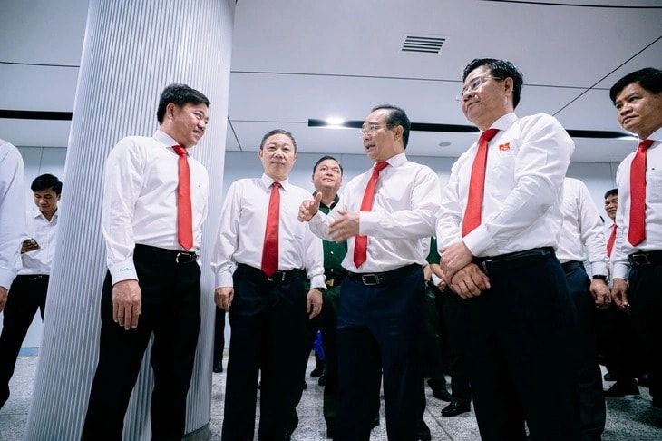 Ông Nguyễn Văn Được - Chủ tịch UBND TP.HCM (thứ ba từ trái sang) tại buổi tham quan. Ảnh: THANH HIỆP
