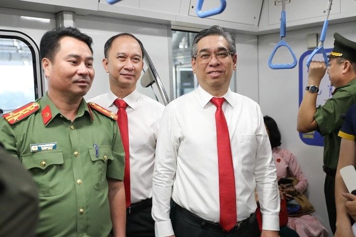 Phó Bí thư Thành uỷ, Chủ tịch UBMTTQ Việt Nam TP.HCM Nguyễn Phước Lộc cùng các đại biểu trải nghiệm tuyến metro số 1. Ảnh: Hoàng Triều