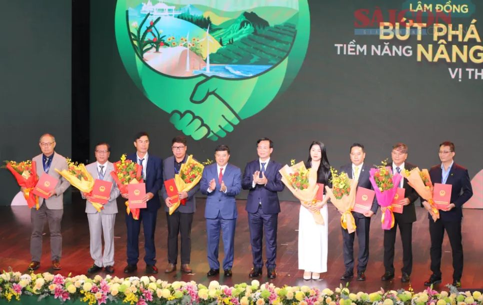 Bí thư Tỉnh ủy Lâm Đồng Y Thanh Hà Niê Kđăm và Chủ tịch UBND tỉnh Lâm Đồng Hồ Văn Mười trao giấy chứng nhận đăng ký đầu tư cho các dự án tổng vốn đầu tư lên tới 33.000 tỷ đồng. Ảnh: ĐOÀN KIÊN