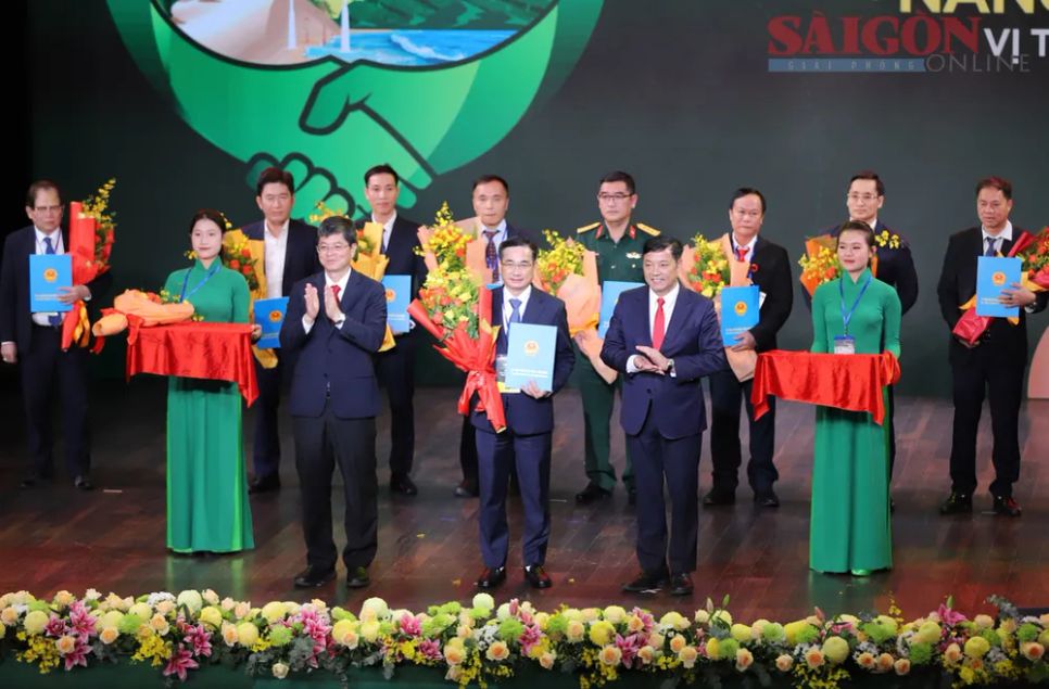 Hai Phó Chủ tịch UBND tỉnh Lâm Đồng Nguyễn Hồng Hải và Lê Trọng Yên trao thỏa thuận hợp tác, biên bản ghi nhớ đầu tư đối với một số doanh nghiệp, tập đoàn. Ảnh: ĐOÀN KIÊN