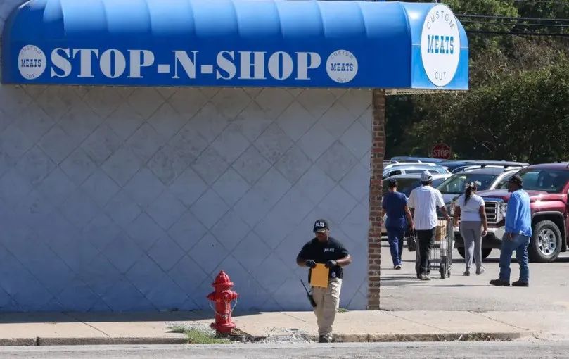 Cảnh sát điều tra tại hiện trường vụ xả súng ở thị trấn Leland, bang Mississippi, Mỹ. Ảnh: NEW YORK TIMES