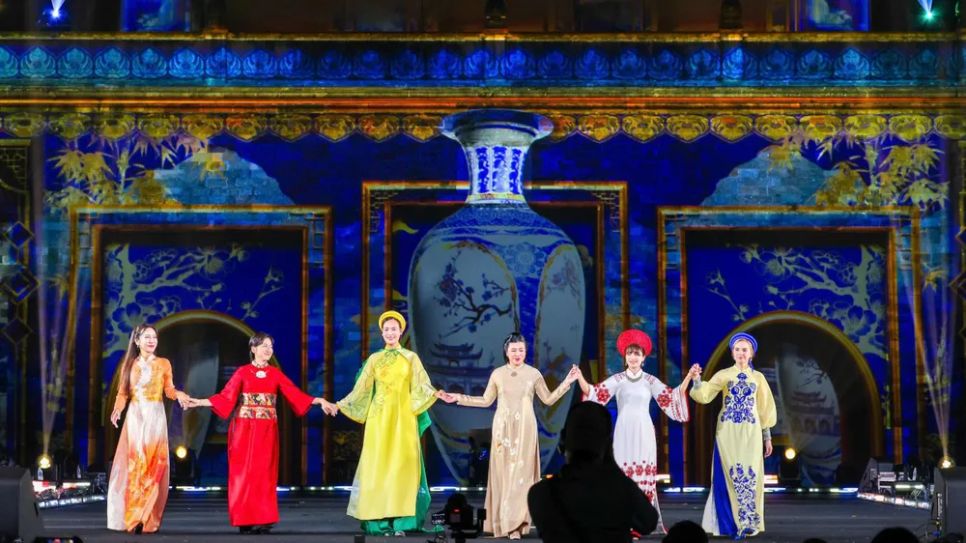 Màn trình diễn của các vị phu nhân Đại sứ Séc, Nhật Bản, Ukraine và Mỹ... với bộ sưu tập của các nhà thiết kế Việt Nam