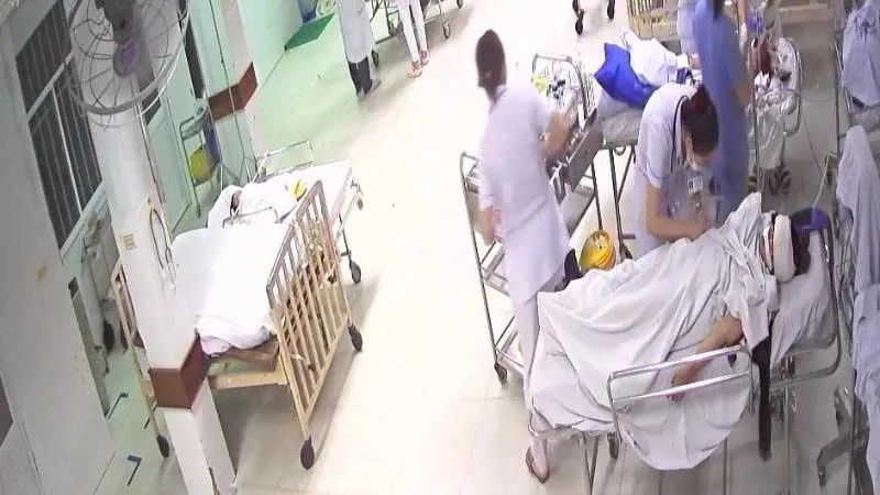 7 nạn nhân được đưa vào bệnh viện cấp cứu vào khoảng 1 giờ sáng ngày 12-10