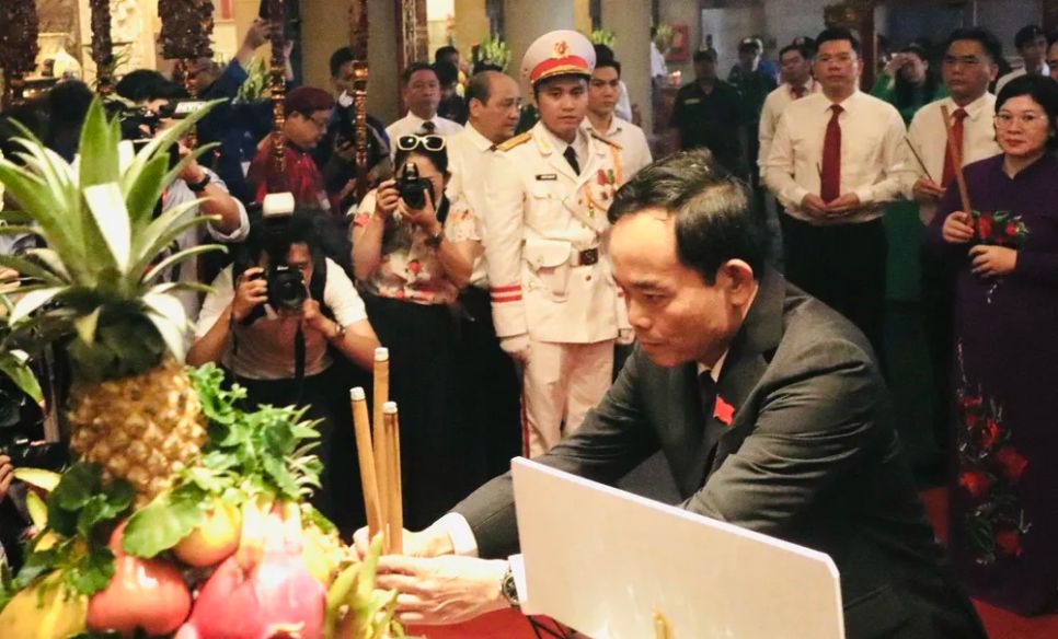 Bí thư Thành ủy TPHCM Trần Lưu Quang thắp hương tưởng niệm các Vua Hùng. Ảnh: Đình Dư