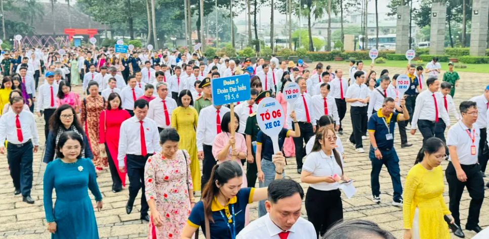 Đại diện lãnh đạo các sở, ban ngành trên địa bàn thành phố, cùng tham dự lễ dâng hương. Ảnh: Đình Dư <br>