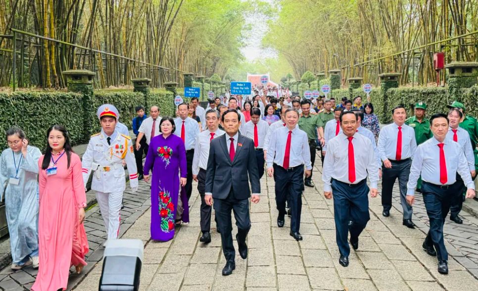 Đoàn đại biểu Thành ủy, HĐND, UBND và Ủy ban MTTQ Việt Nam TPHCM tiến vào dâng hương Đền tưởng niệm các Vua Hùng. Ảnh: Đình Dư