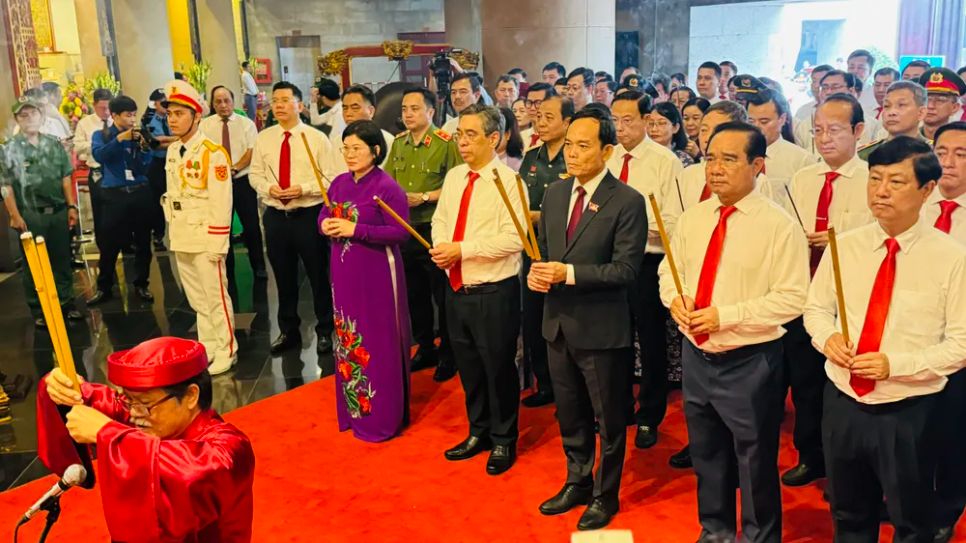 Lãnh đạo TPHCM thực hiện nghi thức thành kính dâng hương các Vua Hùng. Ảnh: Đình Dư