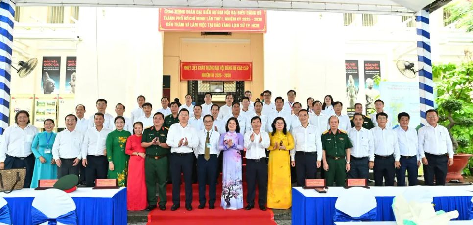Đoàn đại biểu dự Đại hội Đảng bộ TPHCM tham quan Bảo tàng Lịch sử TPHCM