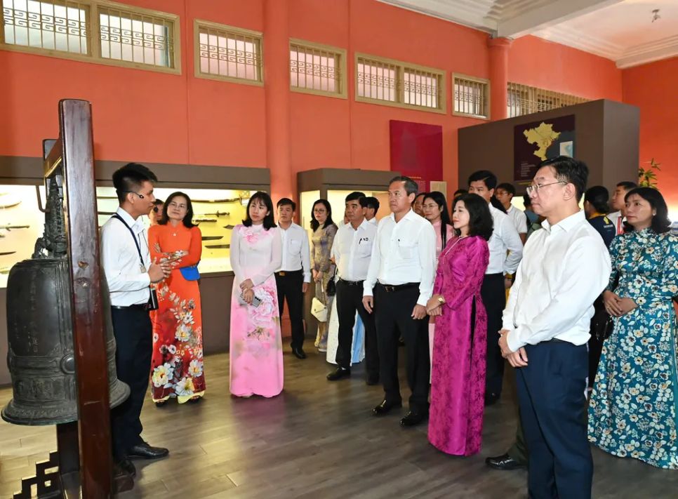 Đoàn đại biểu dự Đại hội Đảng bộ TPHCM tham quan Bảo tàng Lịch sử TPHCM