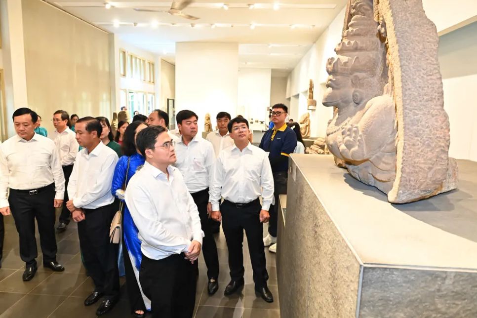 Đoàn đại biểu dự Đại hội Đảng bộ TPHCM tham quan Bảo tàng Lịch sử TPHCM