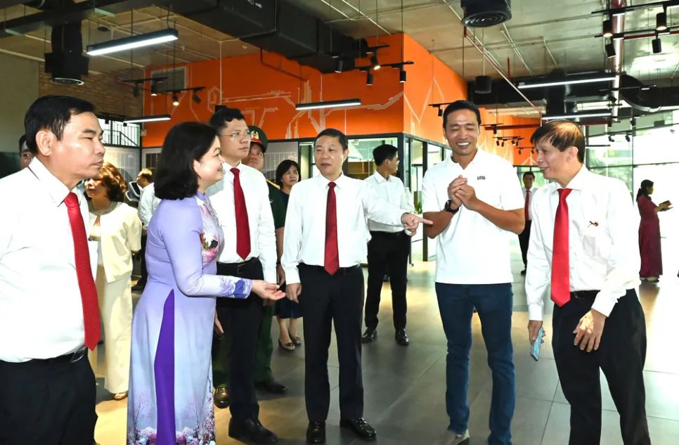 Đoàn đại biểu dự Đại hội Đảng bộ TPHCM tham quan Bảo tàng Lịch sử TPHCM